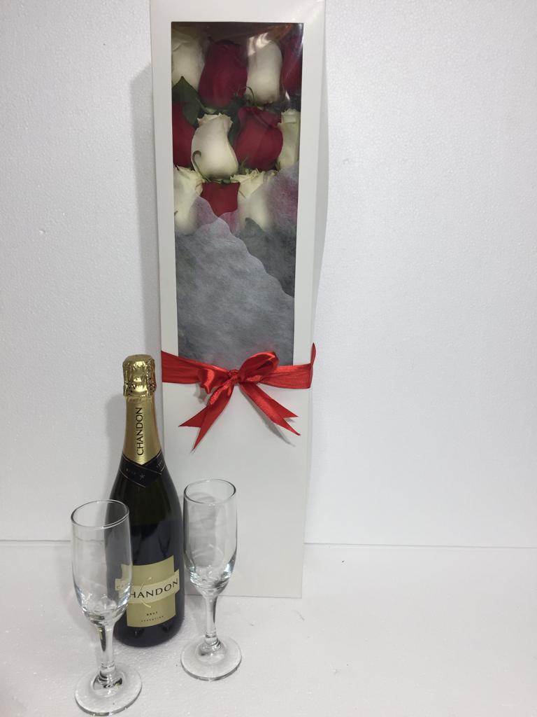Caja con 12 Rosas ms Champagne 750 cc y 2 copas